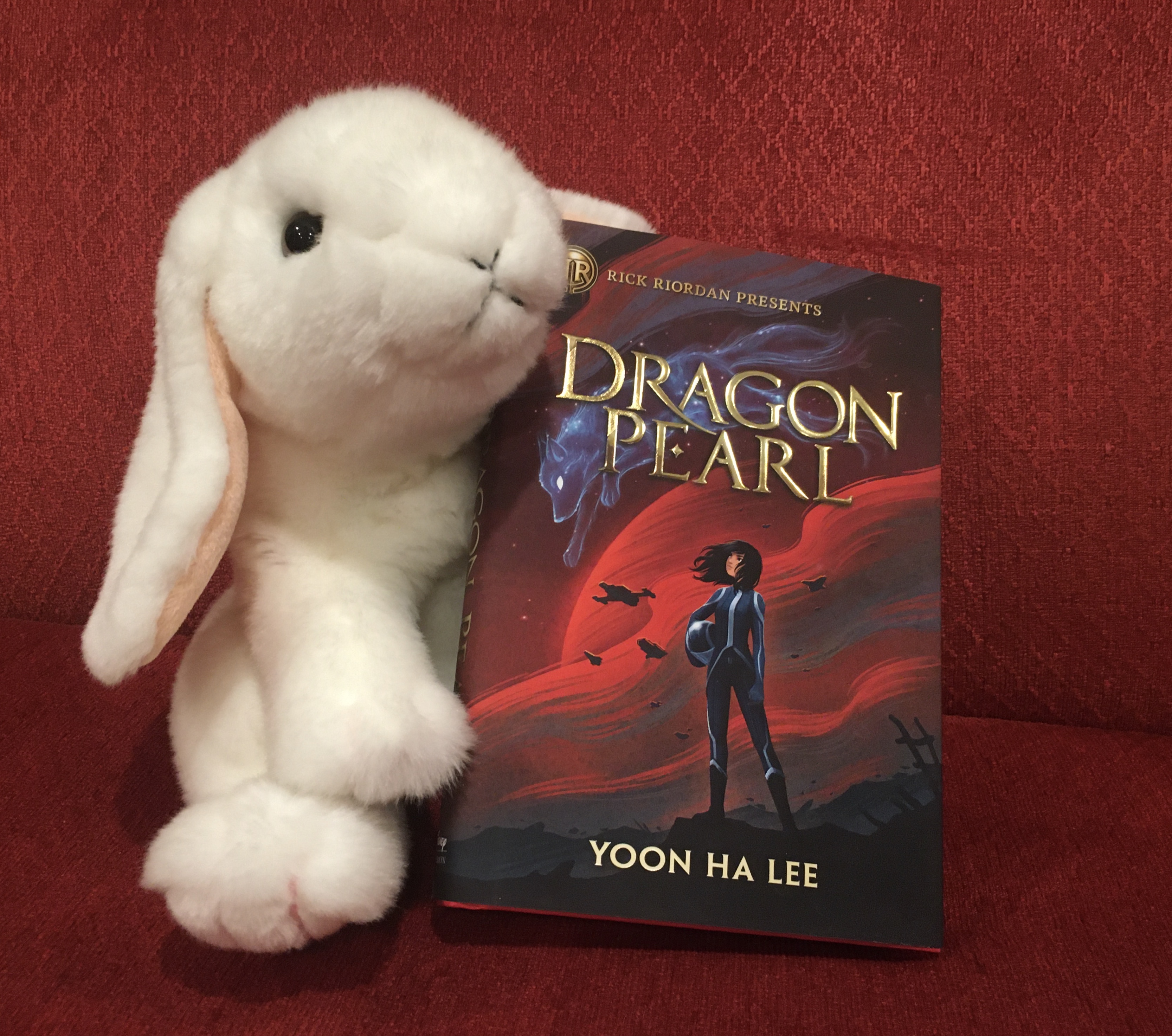 Marshmallow reviews Dragon Pearl by Yoon Ha Lee – BookBunnies