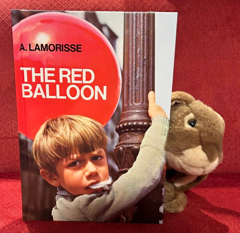 Caramel liked reading The Red Balloon by Albert Lamorisse and is now dreaming of traveling around the world hanging on a lot of friendly balloons.